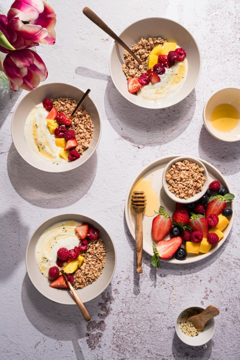 Joghurt mit Granola und Fruechten