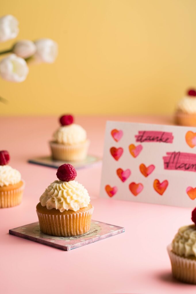 Vanillecupcakes_mit_Himbeeren_zum_Muttertag