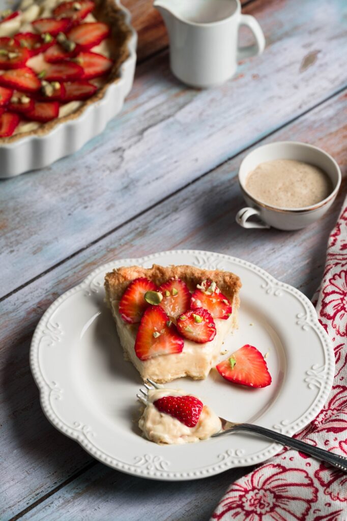 Erdbeer-Tarte_Stueck_am_Teller