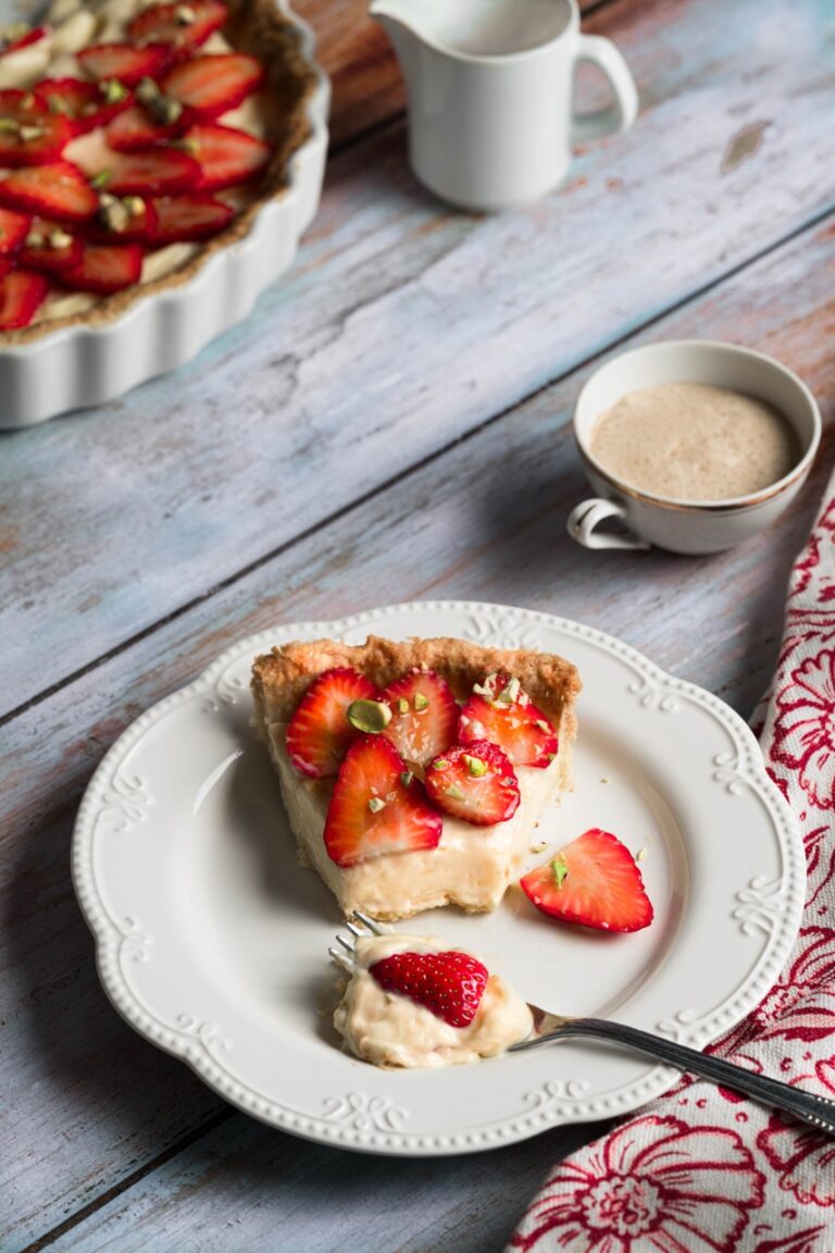 Erdbeer-Tarte_Stueck_am_Teller