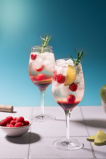 Cocktail_mit_Früchten_mit_türkisem_Hintergrund