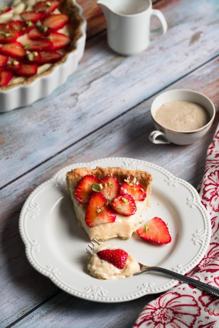 Erdbeer-Tarte_Stueck_am_Teller